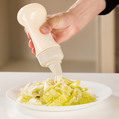 Bouteille à presser perforée pour condiments